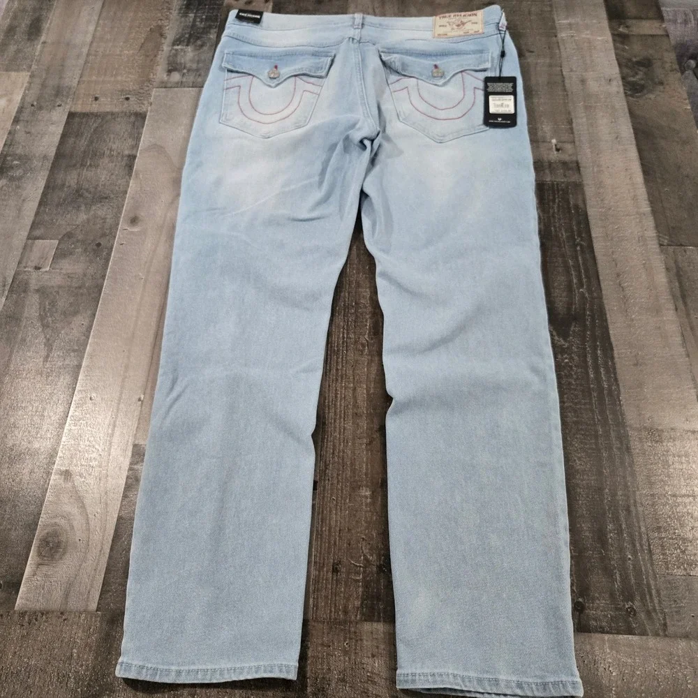 True Religion Geno Slim Fit Varsity Patch Denim Jeans Light Wash Deadstock NWT